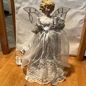 New, but no box. Lovely 10” angel tree topper which lights up n blinks. Perfect